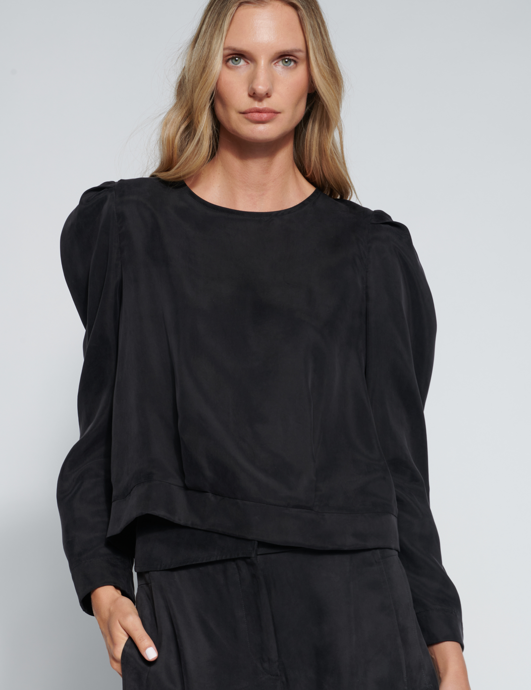 Blusa negra FI-2026-600 de la colección Roda Black, estilo casual con cuello redondo y mangas largas.