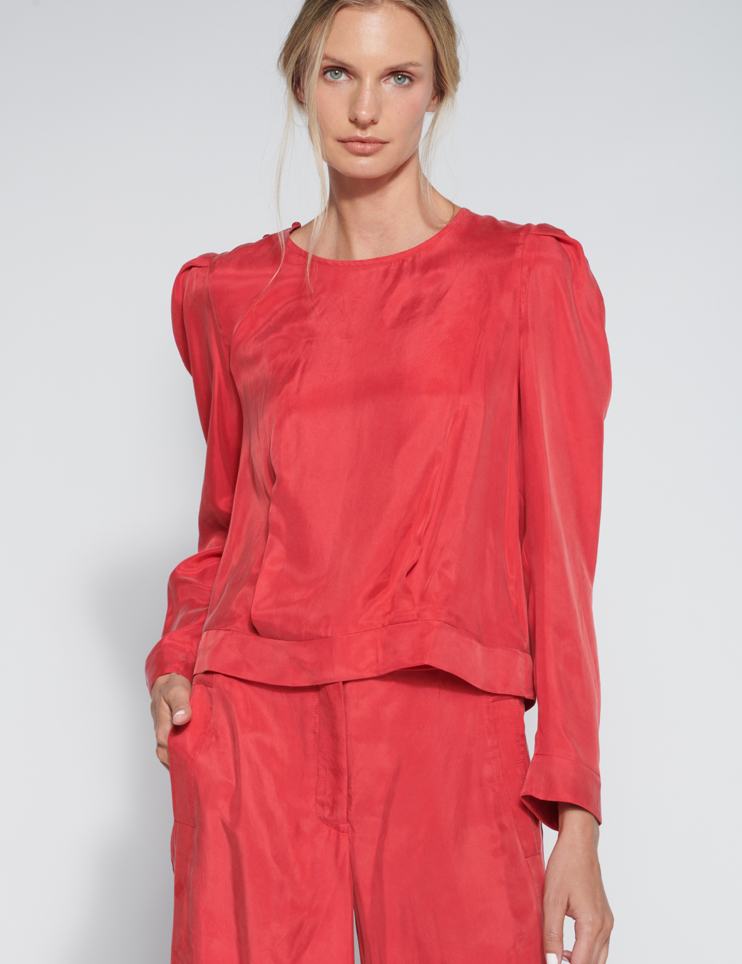 Blusa Roda Red de la marca FI-2026-600 en color rojo, con diseño de blusa y textura suave visible en la imagen