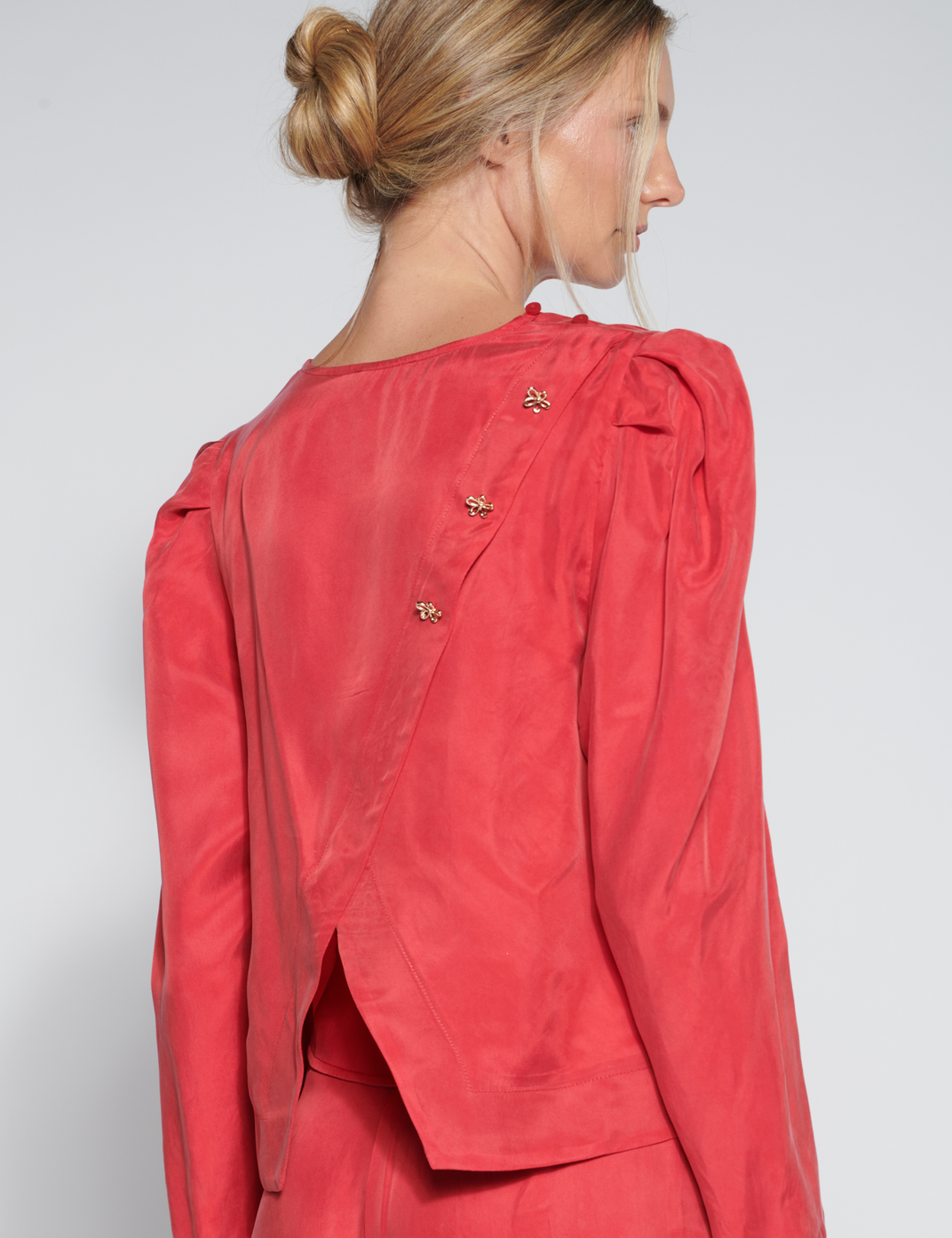 Blusa roja de la marca FI-2026-600, estilo casual, con cuello redondo y manga larga, vista frontal.