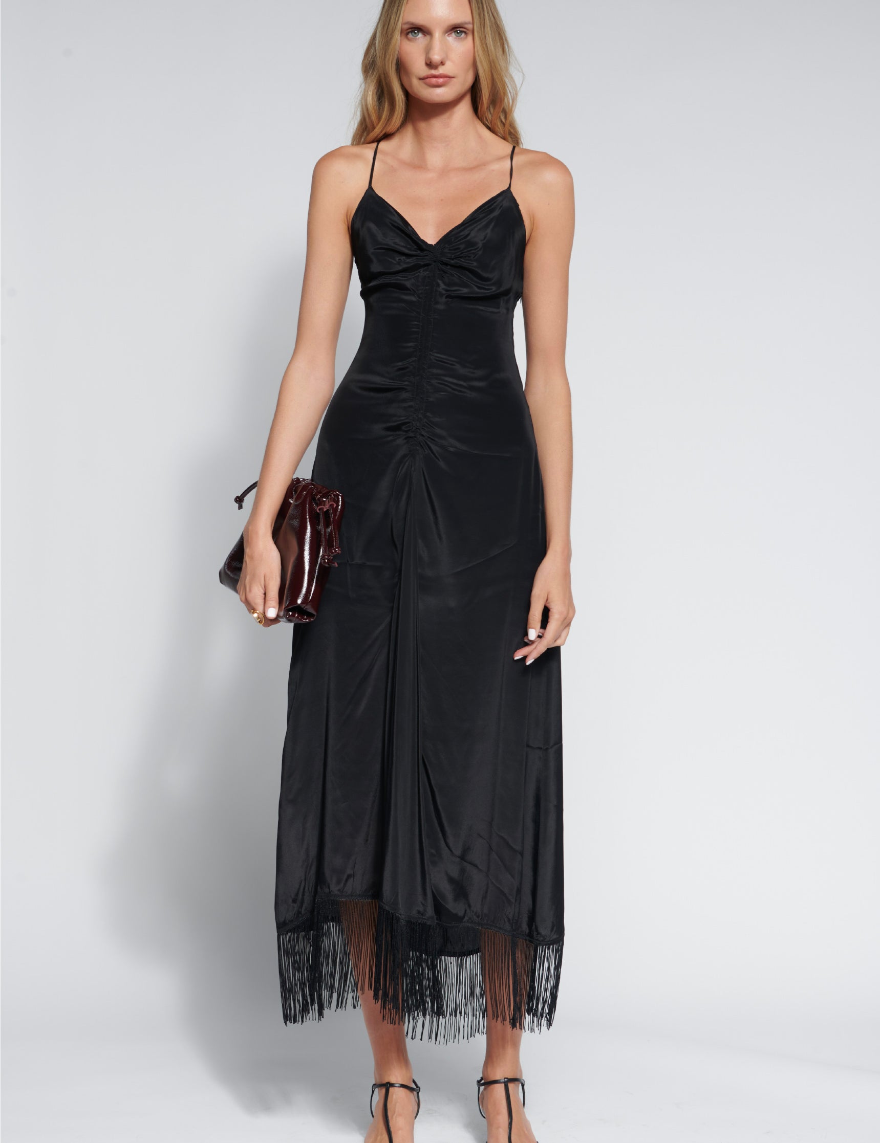Vestido Zini de la colección FI-2026-700, vestido elegante con falda amplia y detalles en la parte superior.
