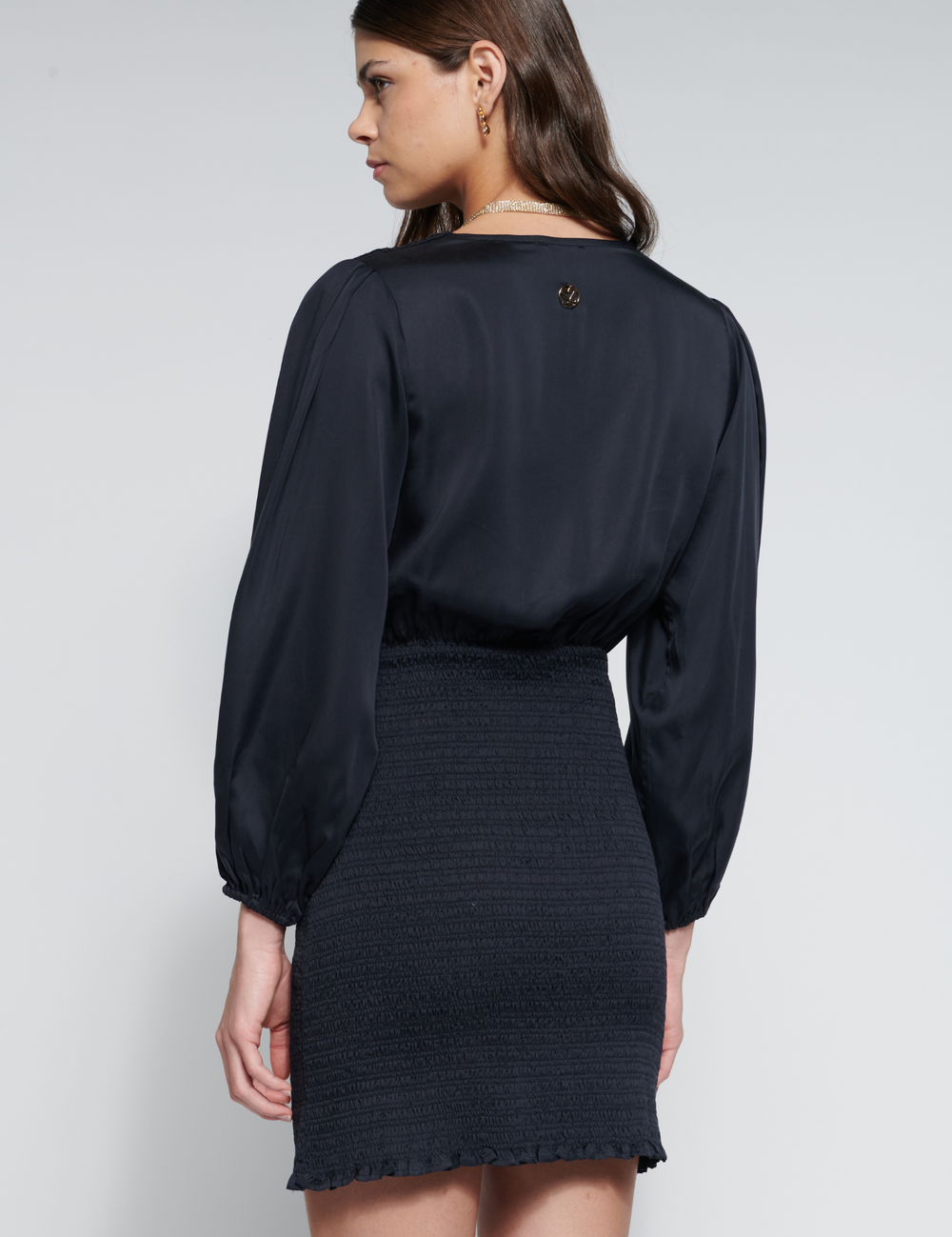 Vestido borgoña azul de la marca FI-2026-701, diseño elegante y moderno, con detalles en la parte superior y corte ajustado.