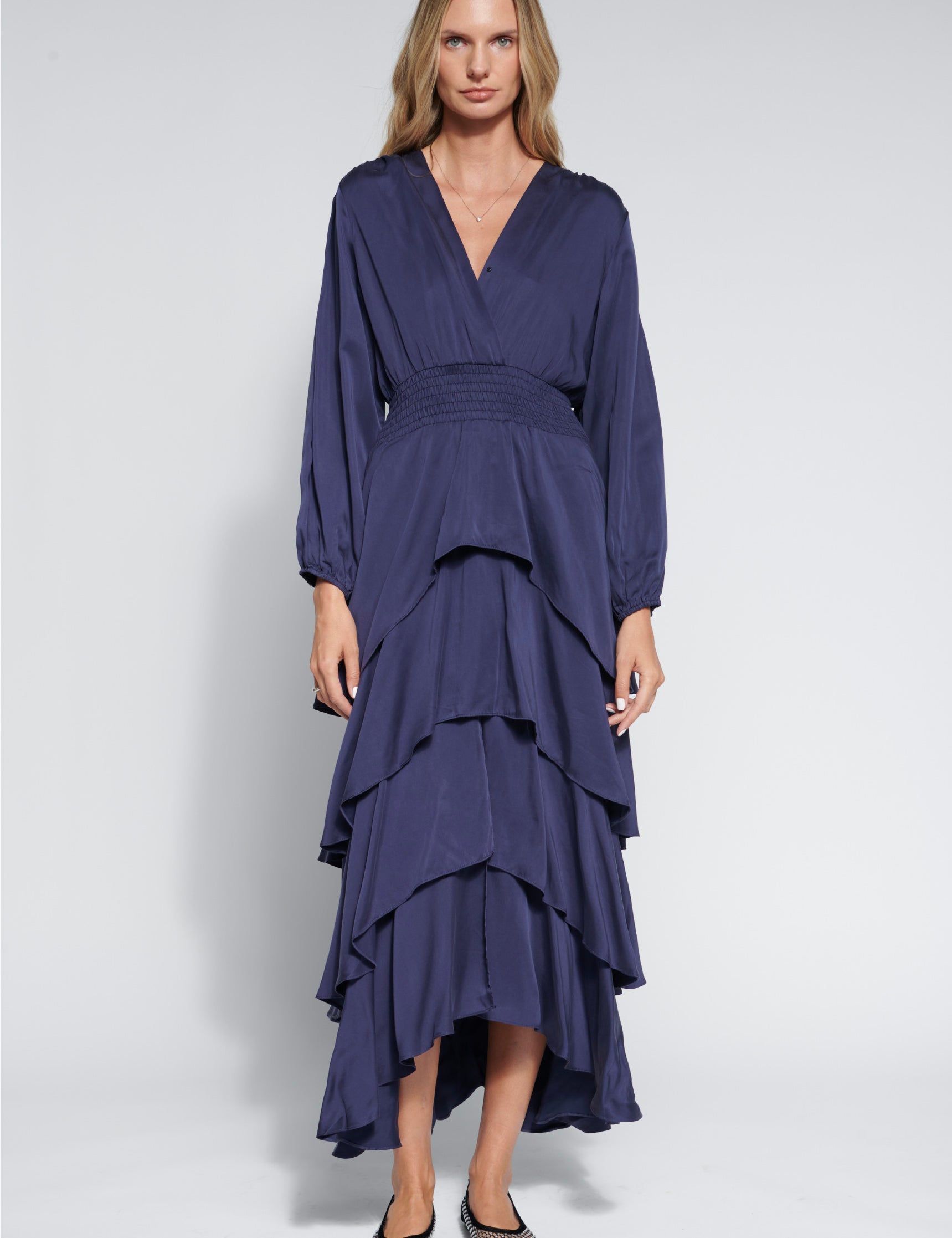 Vestido Oceans Blue de la marca FI-2026-705, en color azul, con diseño elegante y detalles suaves en la tela.