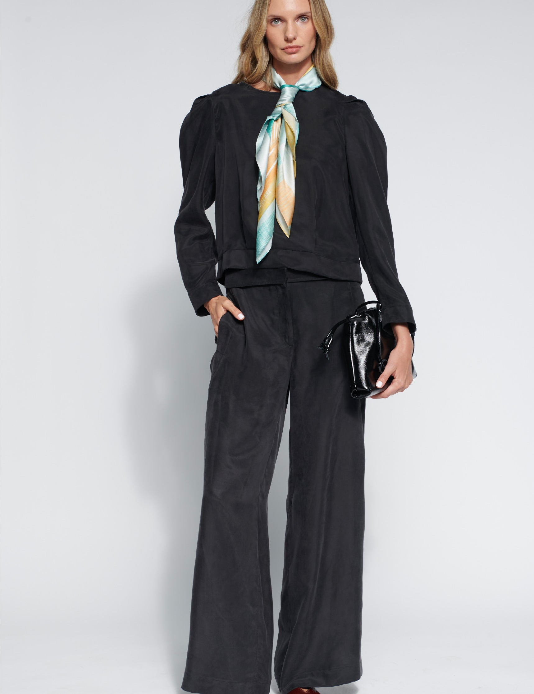 Pantalón negro FI-2026-800 de la marca FI-2026-800, pantalones de corte recto y tela suave, vista frontal sobre fondo blanco.