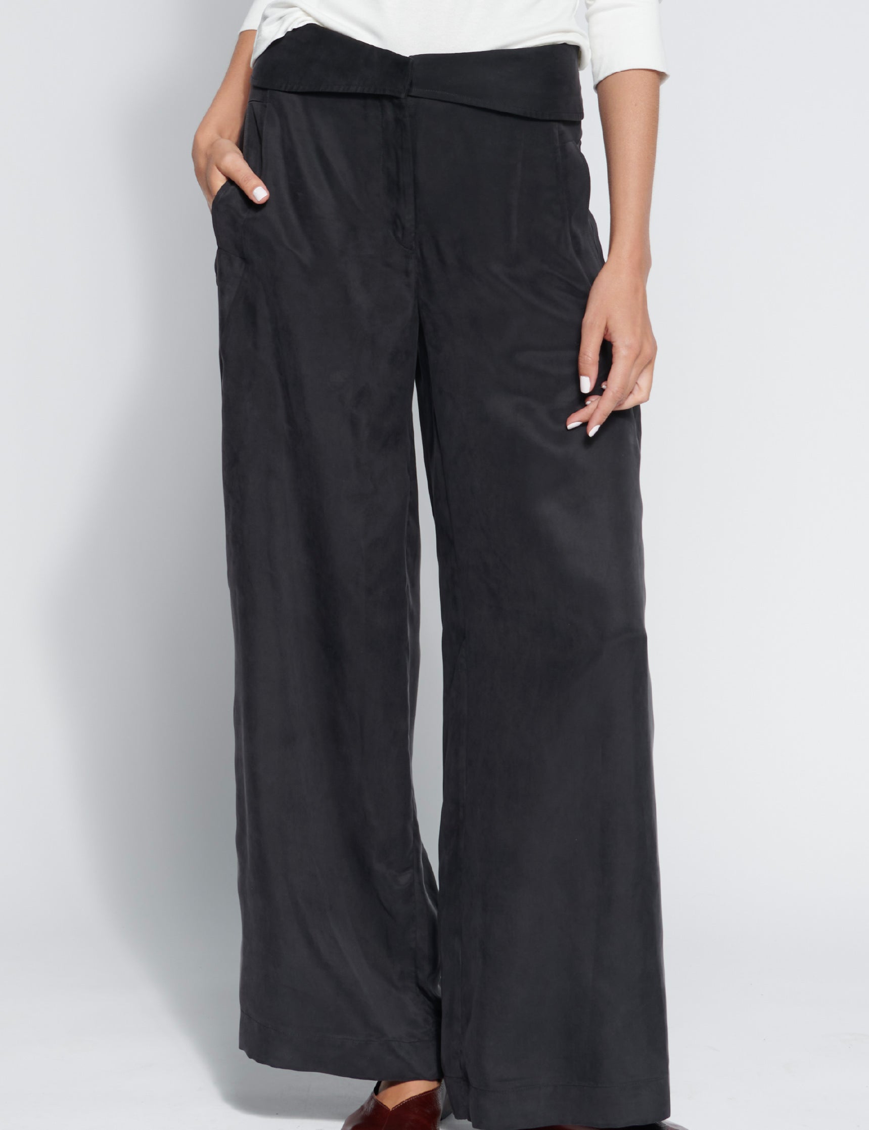 Pantalón negro FI-2026-800 Toral, pantalones de moda con corte ajustado y estilo moderno, en color negro.
