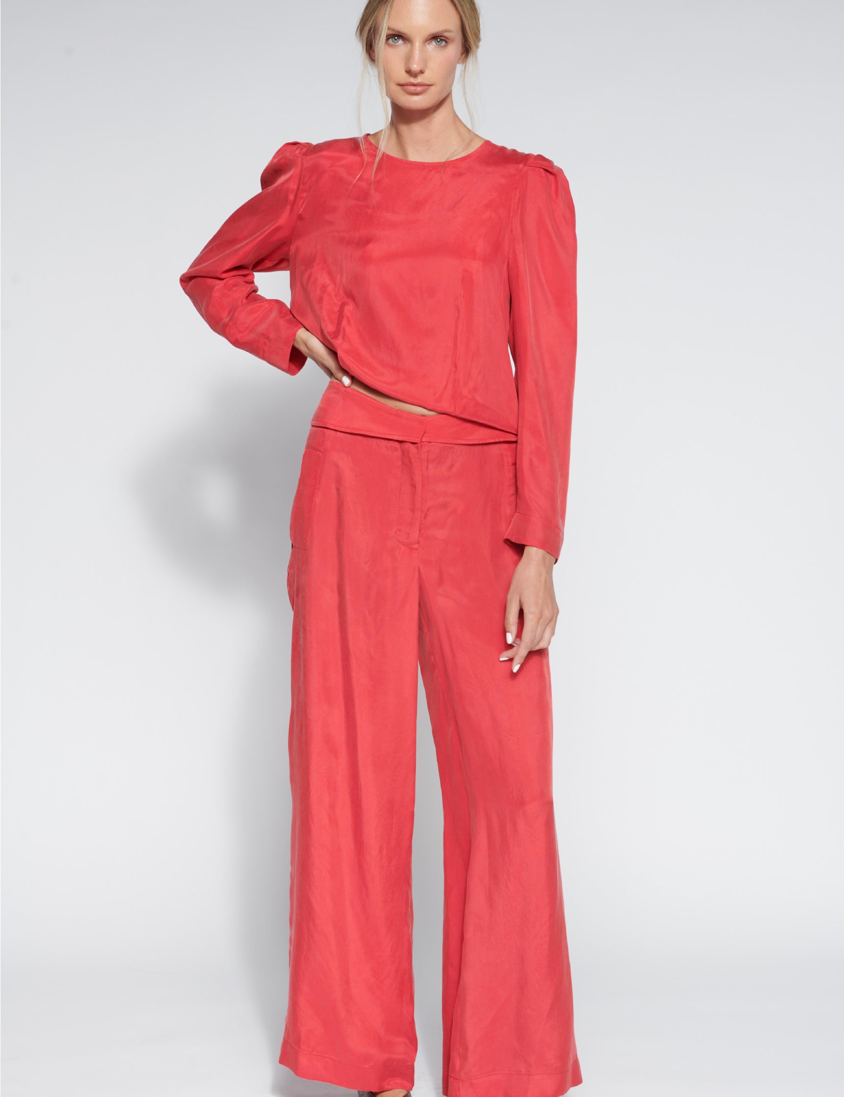 Pantalón Toral rojo de la marca FI-2026-800, pantalones de tela con diseño moderno y ajuste cómodo.