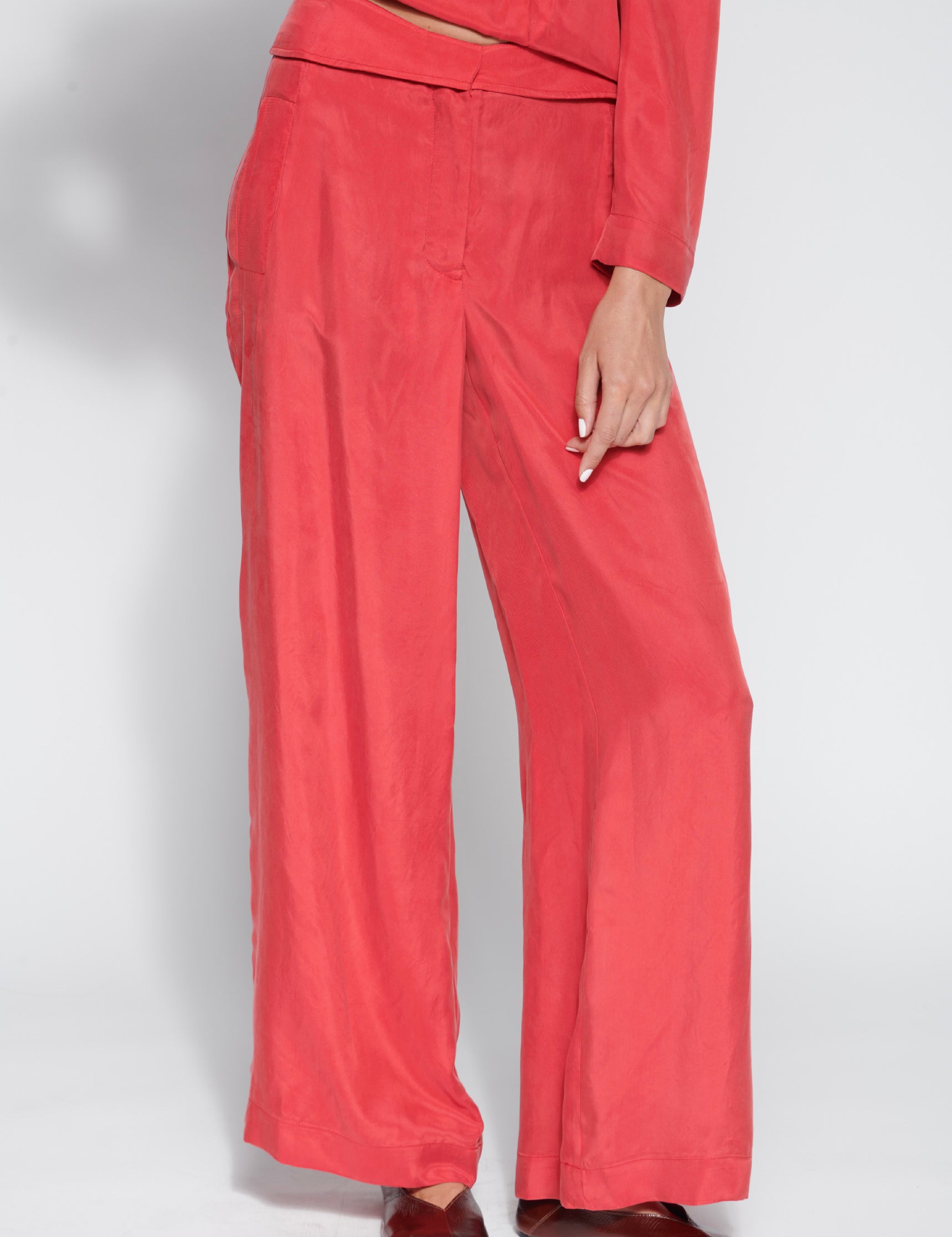 Pantalón rojo FI-2026-800 de la marca FI-2026-800, pantalones con diseño moderno y corte ajustado, mostrado en la imagen.