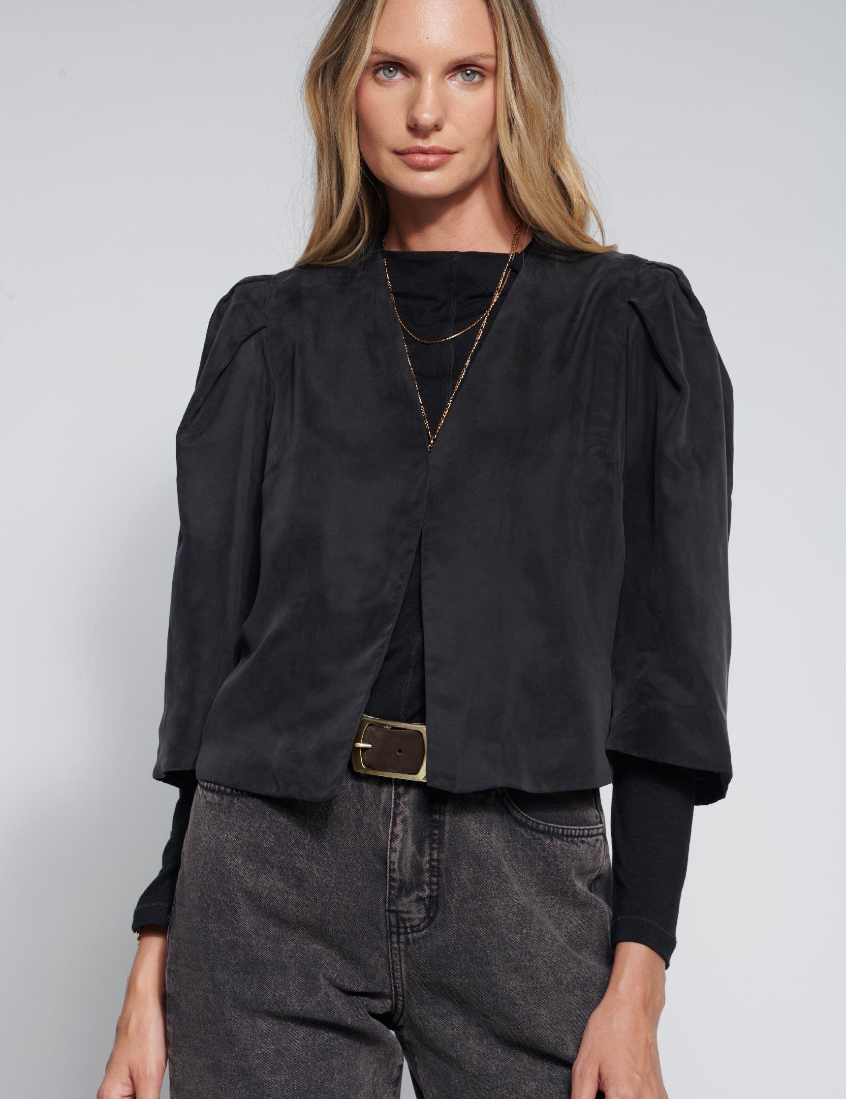 Chaqueta Toral negra de la marca FI-2026-902, abrigo de estilo moderno con cierre y cuello alto, vista frontal.