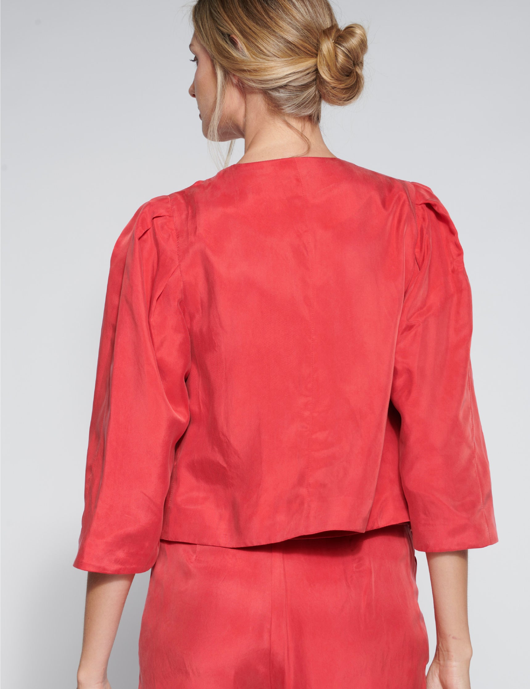 Chaqueta Toral Red de la marca FI en color rojo, abrigo de diseño moderno con cierre y bolsillos.