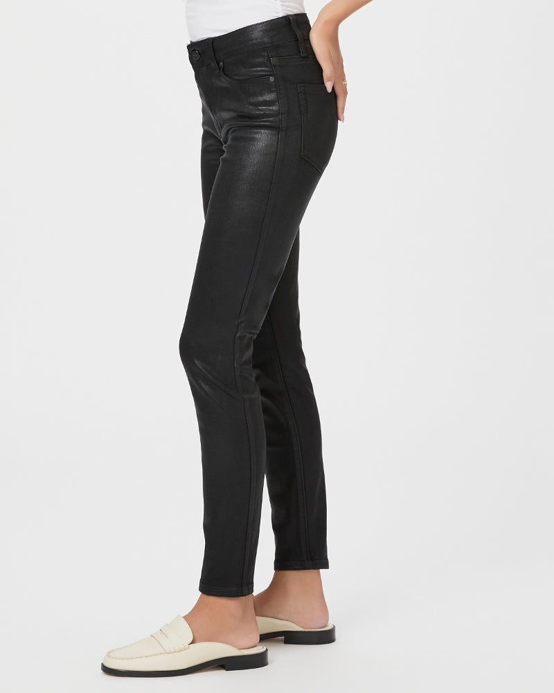 Jeans ajustados de piel sintética negra con recubrimiento Luxe de la marca NY-2021-800, estilo tobillo Hoxton en la imagen.
