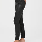 Jeans ajustados de piel sintética negra con recubrimiento Luxe de la marca NY-2021-800, estilo tobillo Hoxton en la imagen.