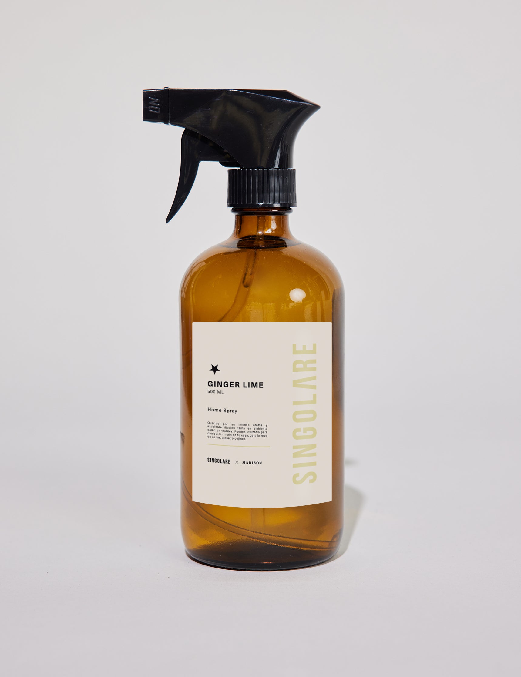 Spray para el hogar MS-0000-111 de 500 ml con aroma a jengibre y lima en botella roja.