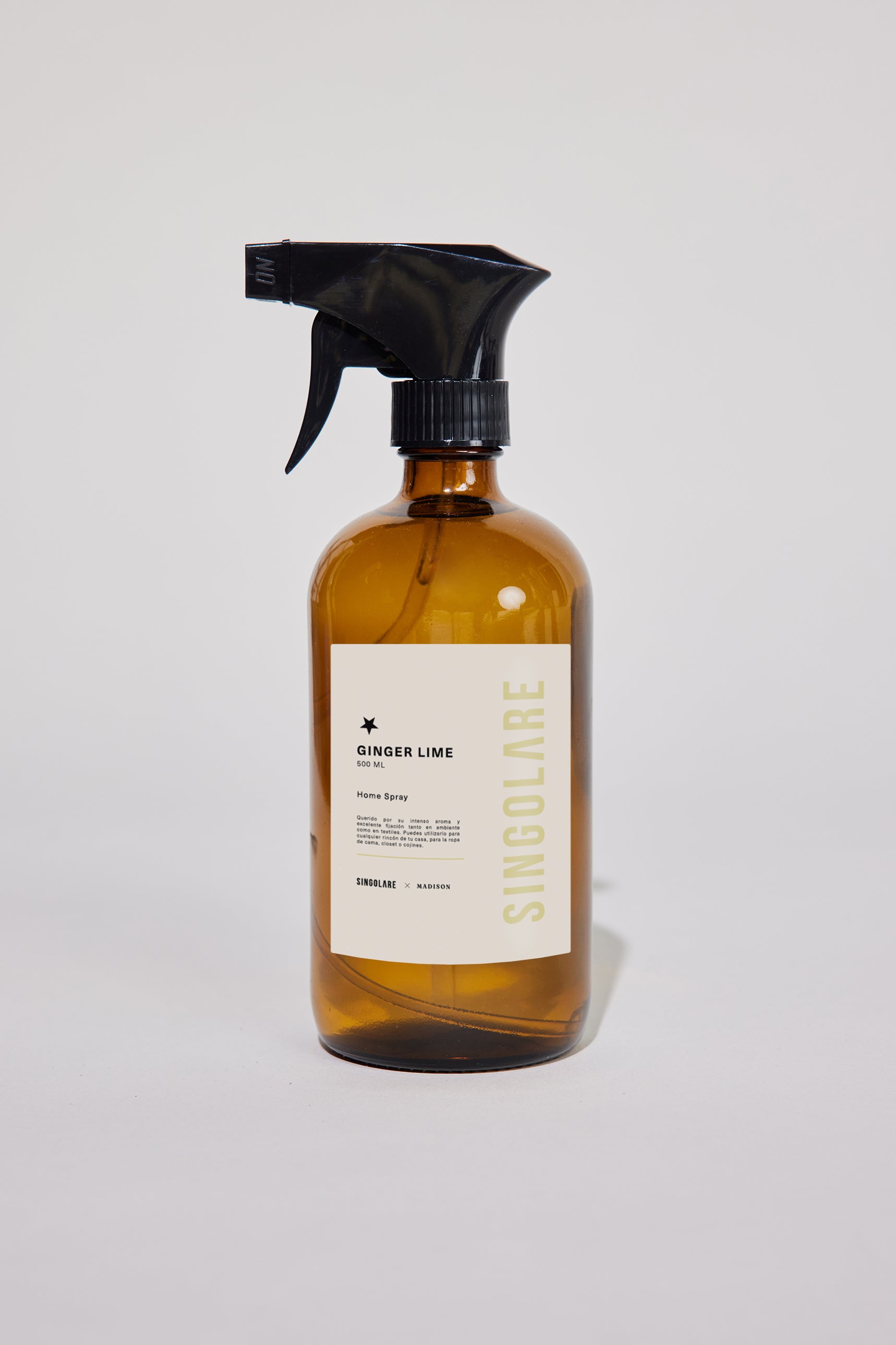 Spray para el hogar MS-0000-111 de 500 ml con aroma a jengibre y lima en botella roja.