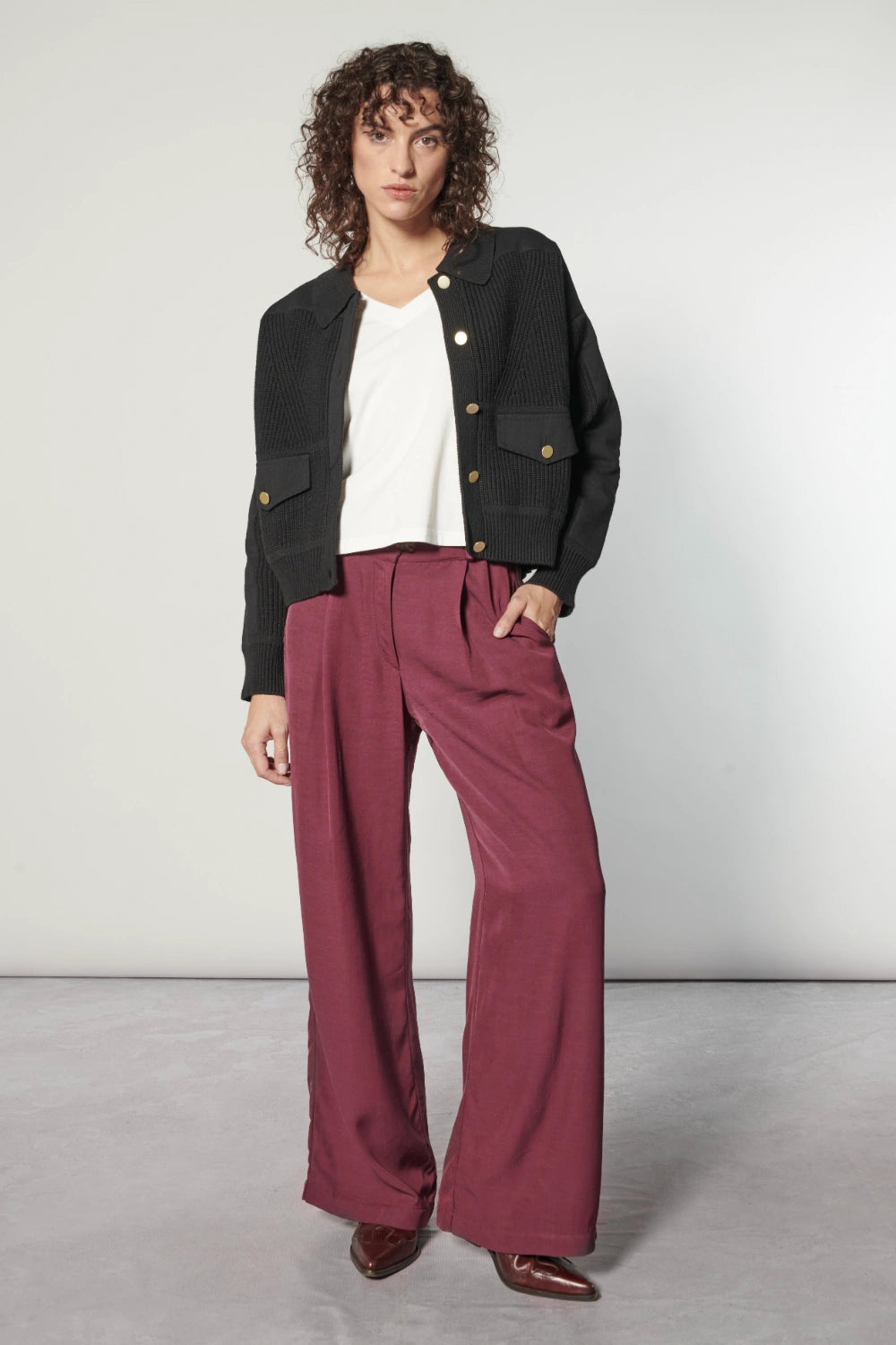 Chaqueta Bremen en negro de la marca I-2025-10, abrigo de estilo casual con cierre y bolsillos visibles en la imagen.