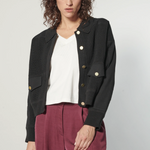 Chaqueta Bremen negra para mujer de la marca I-2025-10, abrigadora y moderna, con diseño elegante y cierre frontal.