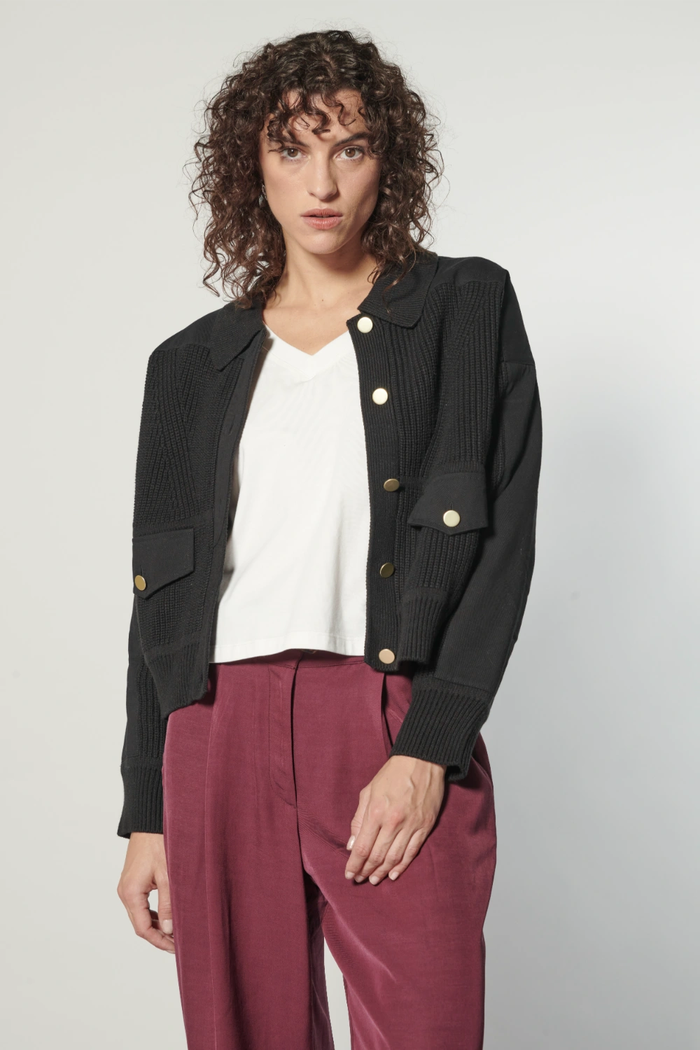 Chaqueta Bremen negra para mujer de la marca I-2025-10, abrigadora y moderna, con diseño elegante y cierre frontal.