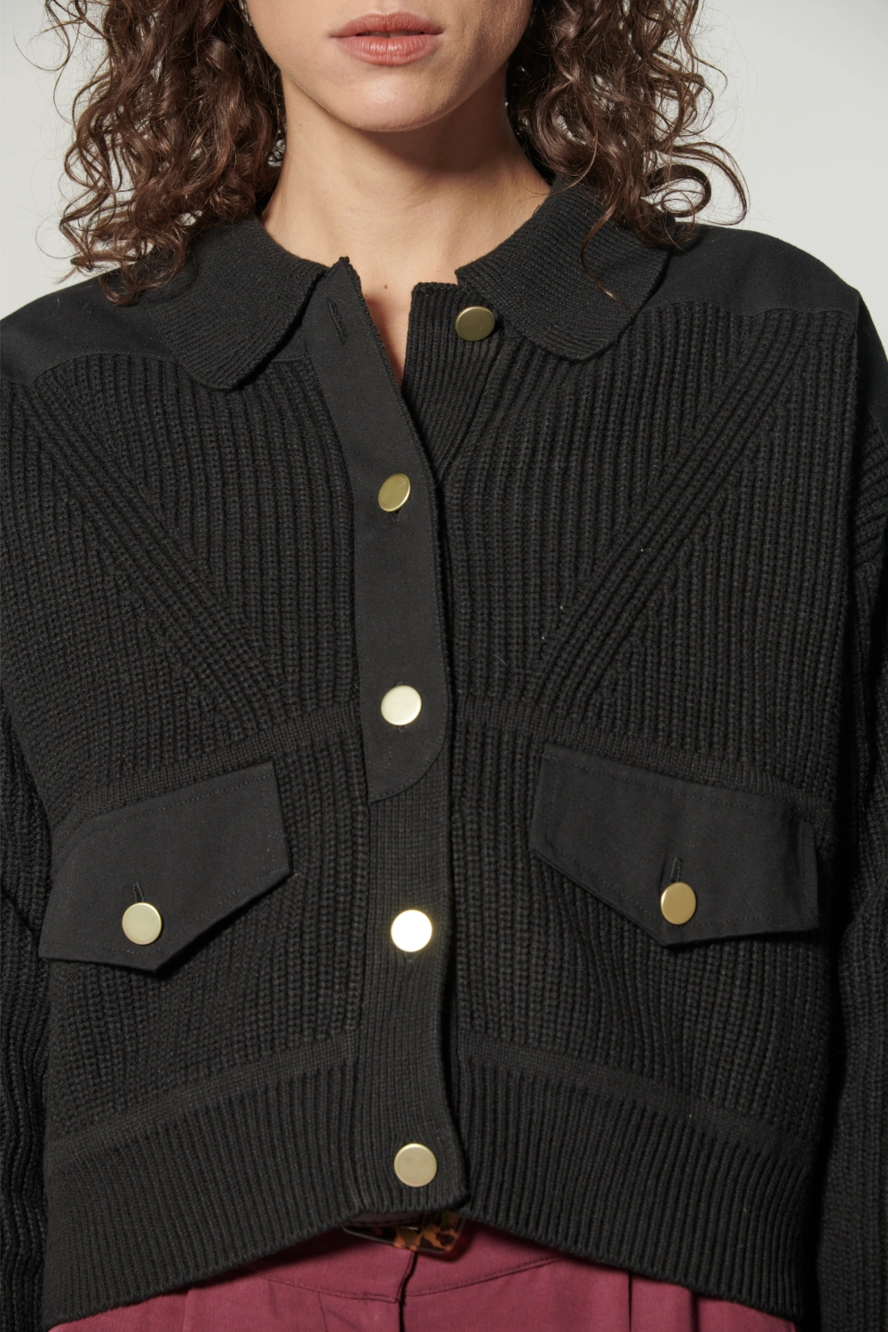 Chaqueta Bremen Black de I-2025-10, abrigo negro con diseño moderno y detalles en la parte frontal, vista frontal.