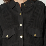 Chaqueta Bremen Black de I-2025-10, abrigo negro con diseño moderno y detalles en la parte frontal, vista frontal.