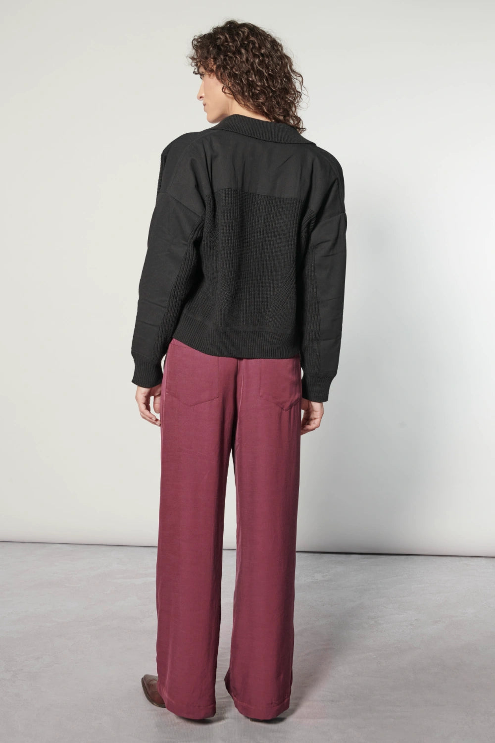 Chaqueta Bremen Black de la marca I-2025-10, abrigo de color negro con diseño moderno y detalles de moda.