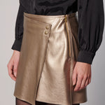 Mini Montt I-2025-420 short de color neutro, con cinturilla ajustable y diseño cómodo para uso diario en mujer.