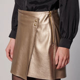 Mini Montt I-2025-420 short de color neutro, con cinturilla ajustable y diseño cómodo para uso diario en mujer.