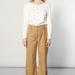 Pantalón Finnel Camel de la marca I-2025-833, pantalones de color camel con detalles de cinturilla y bolsillos.