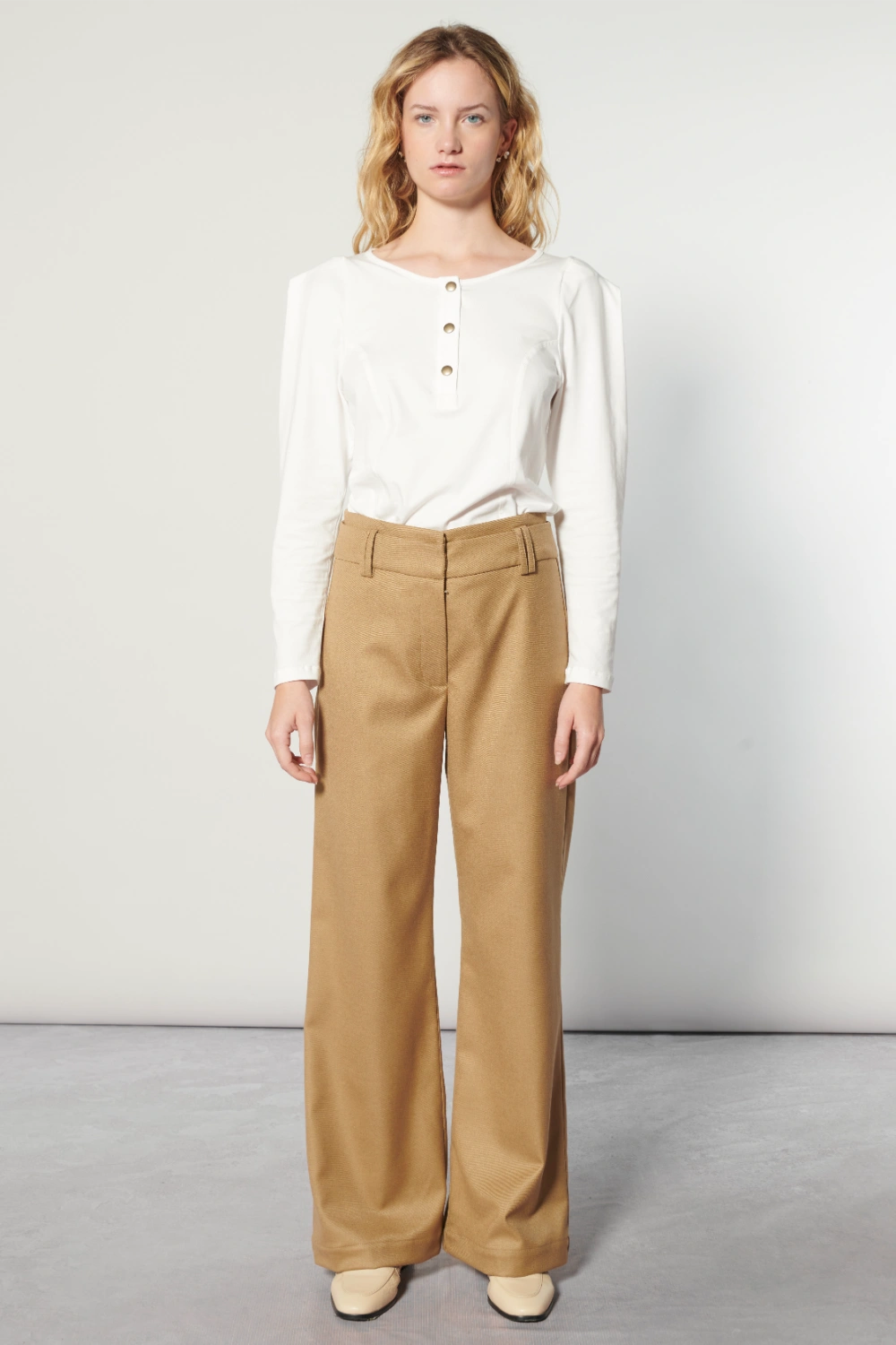 Pantalón Finnel Camel de la marca I-2025-833, pantalones de color camel con detalles de cinturilla y bolsillos.