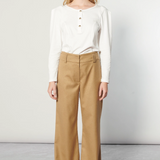 Pantalón Finnel Camel de la marca I-2025-833, pantalones de color camel con detalles de cinturilla y bolsillos.
