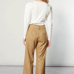Pantalón Finnel camel de la marca I-2025-833 mostrado en la imagen, pantalones de color camel con corte clásico y detalles sencillos.