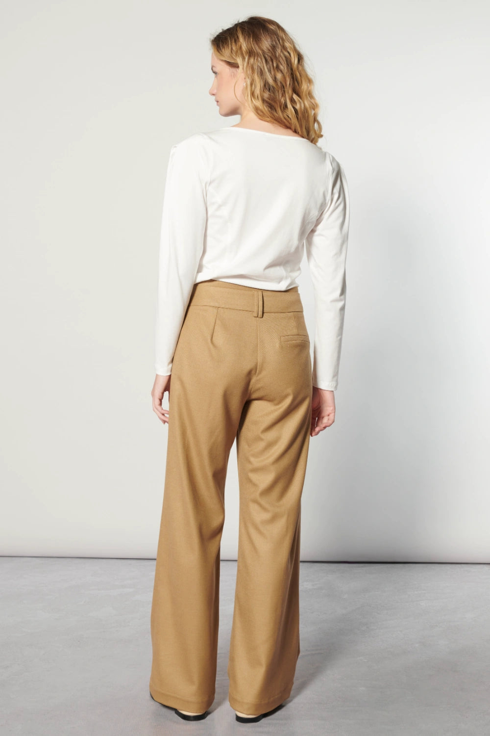 Pantalón Finnel camel de la marca I-2025-833 mostrado en la imagen, pantalones de color camel con corte clásico y detalles sencillos.