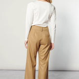 Pantalón Finnel camel de la marca I-2025-833 mostrado en la imagen, pantalones de color camel con corte clásico y detalles sencillos.