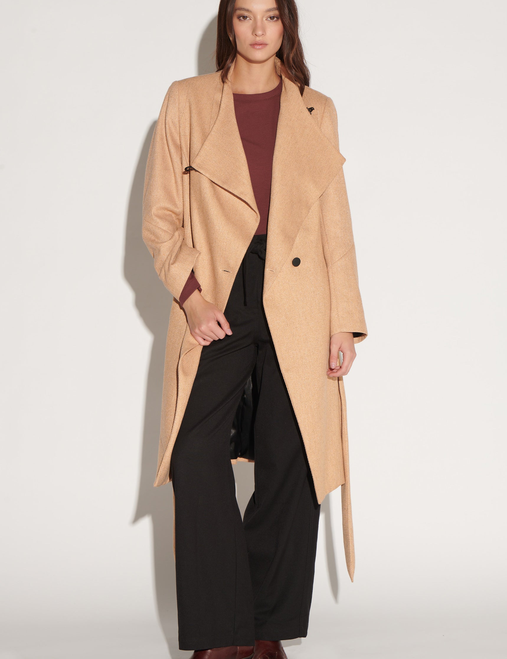 Abrigo Mur Camel de la marca I-2025-914, chaqueta larga en tono camel, con cuello y cierre frontal visible.