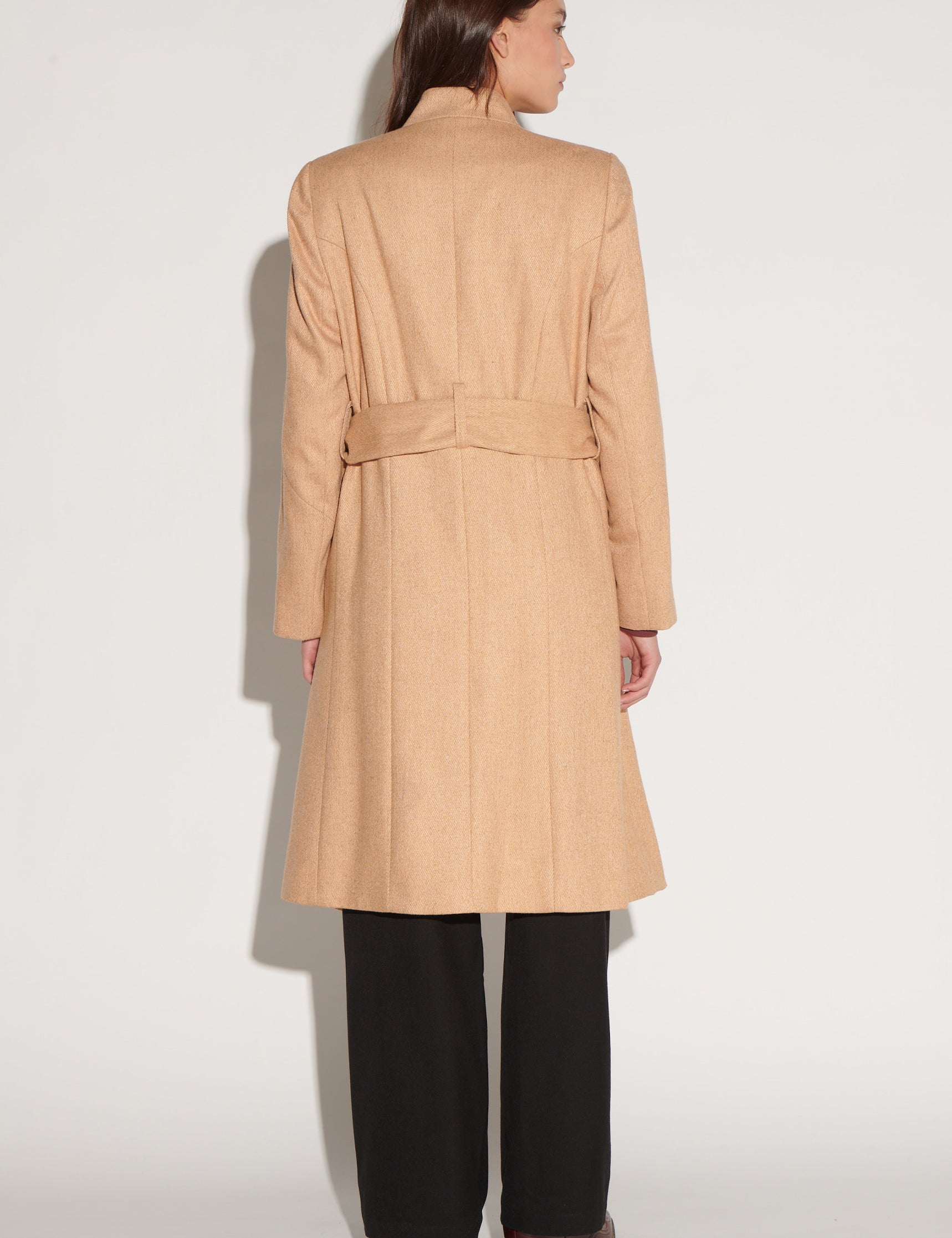 Abrigo Mur Camel de la marca I-2025-914, chaqueta estilo con cuello alto, en color camel y diseño elegante para invierno.