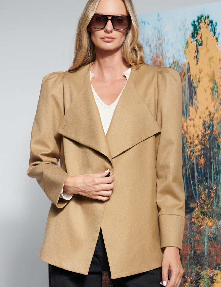 Abrigo Soul Camel de la marca I-2025-915, chaqueta de color marrón camel con diseño elegante y cálido para invierno.