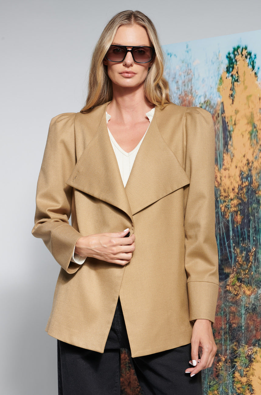 Abrigo Soul Camel de la marca I-2025-915, chaqueta de color marrón camel con diseño elegante y cálido para invierno.