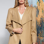Abrigo Soul Camel de la marca I-2025-915, chaqueta de color marrón camel con diseño elegante y cálido para invierno.
