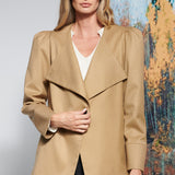 Abrigo Soul Camel de la marca I-2025-915, chaqueta de color marrón camel con diseño elegante y cálido para invierno.