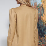 Abrigo Soul Camel de la marca I-2025-915 en color café, chaqueta de abrigo con diseño elegante y corte clásico.