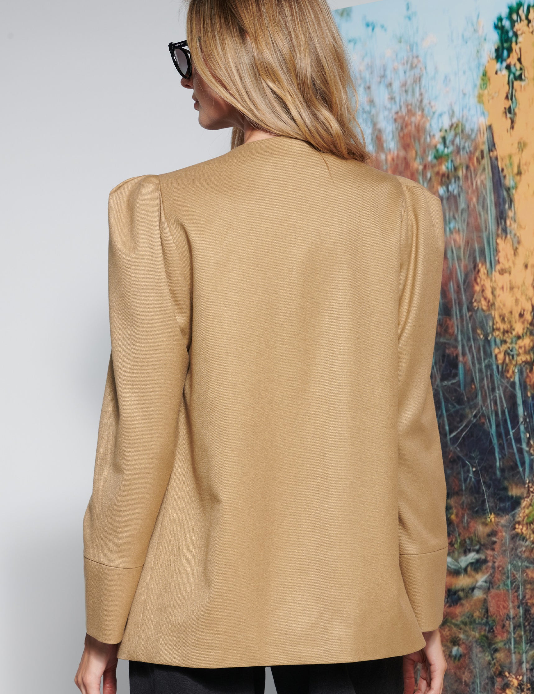 Abrigo Soul Camel de la marca I-2025-915 en color café, chaqueta de abrigo con diseño elegante y corte clásico.