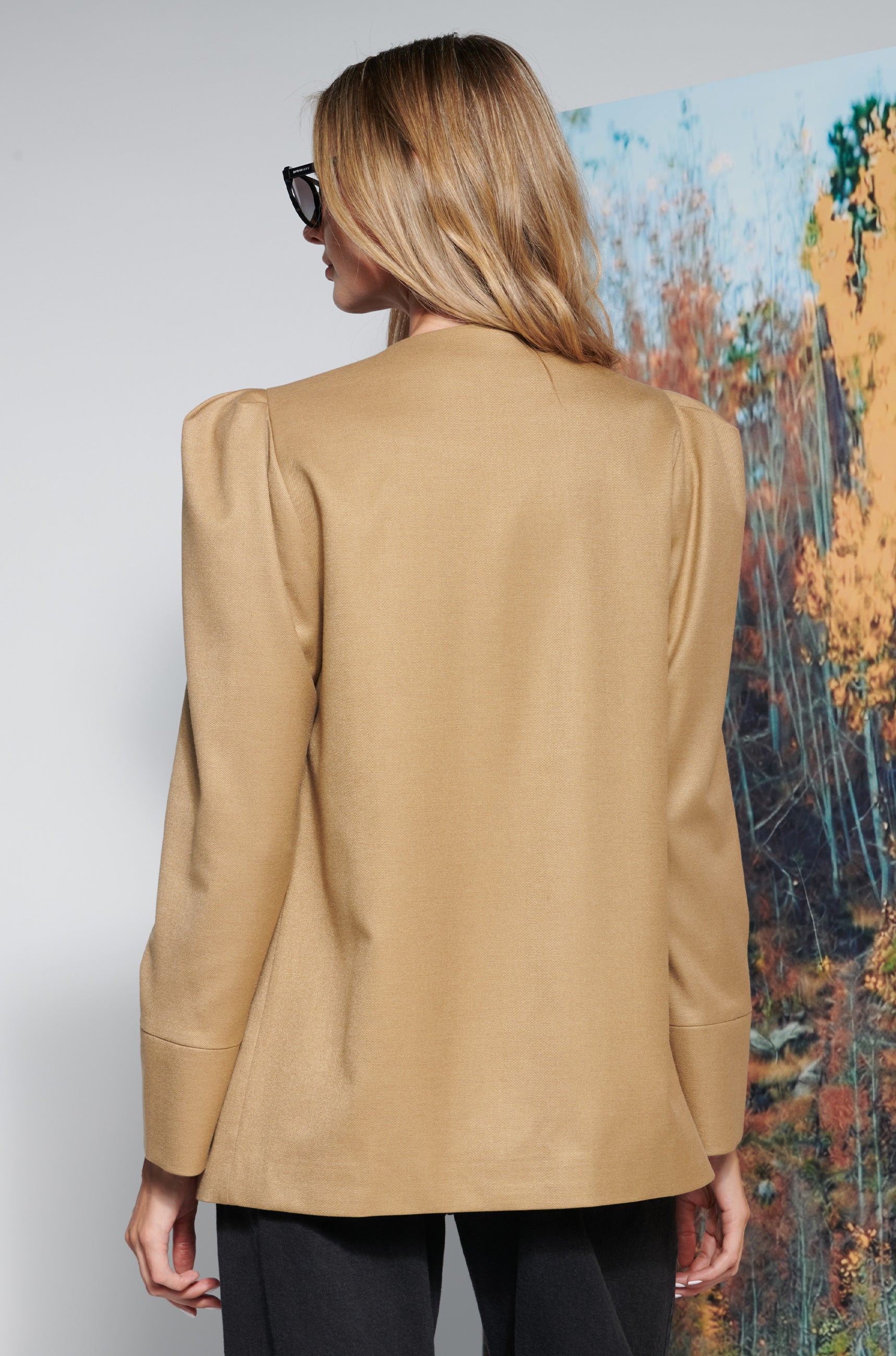 Abrigo Soul Camel de la marca I-2025-915 en color café, chaqueta de abrigo con diseño elegante y corte clásico.