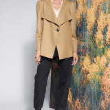 Abrigo Soul Camel de la marca I-2025-915, chaqueta larga en color café, con cuello y botones, ideal para el invierno.