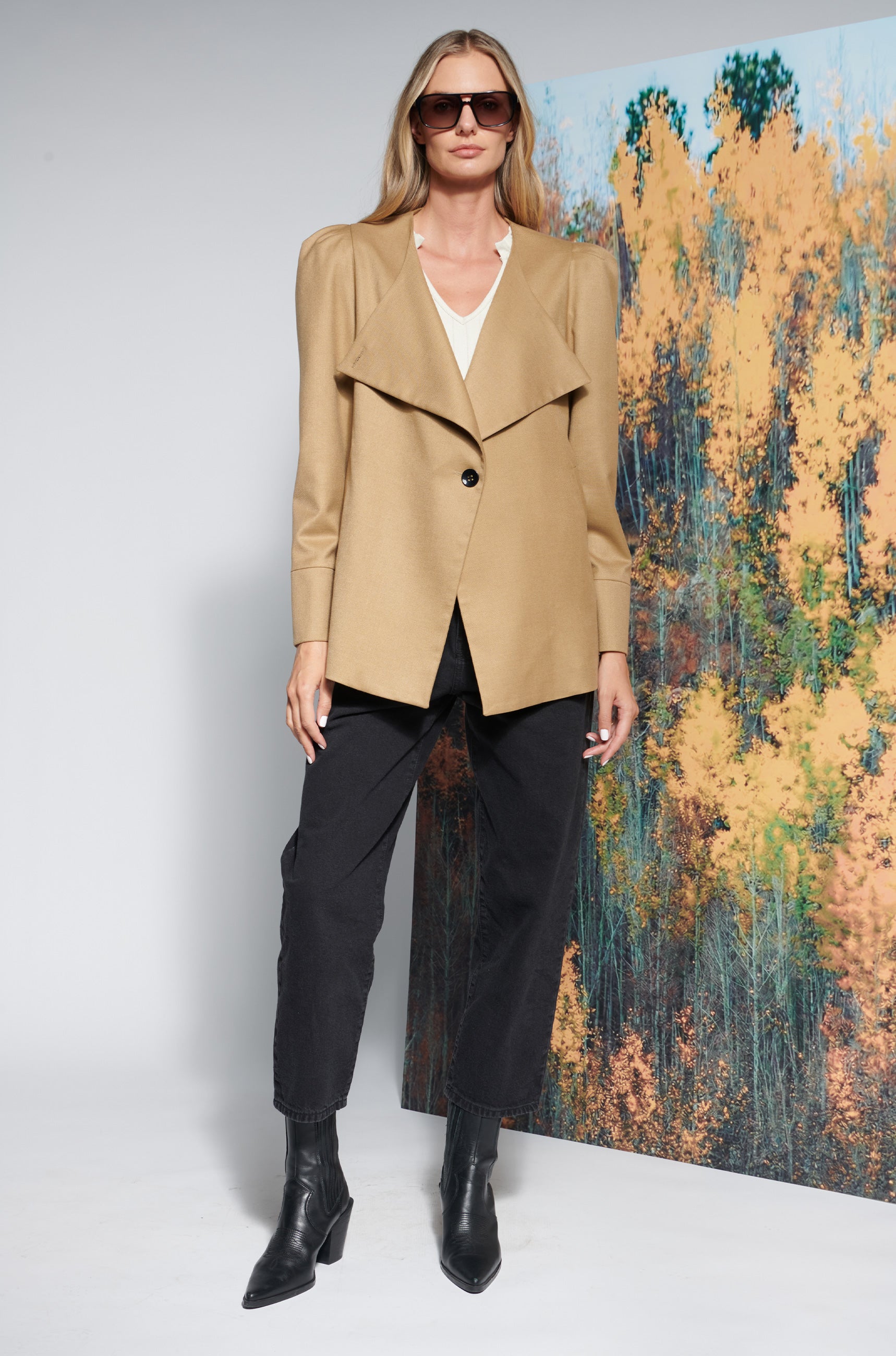 Abrigo Soul Camel de la marca I-2025-915, chaqueta larga en color café, con cuello y botones, ideal para el invierno.