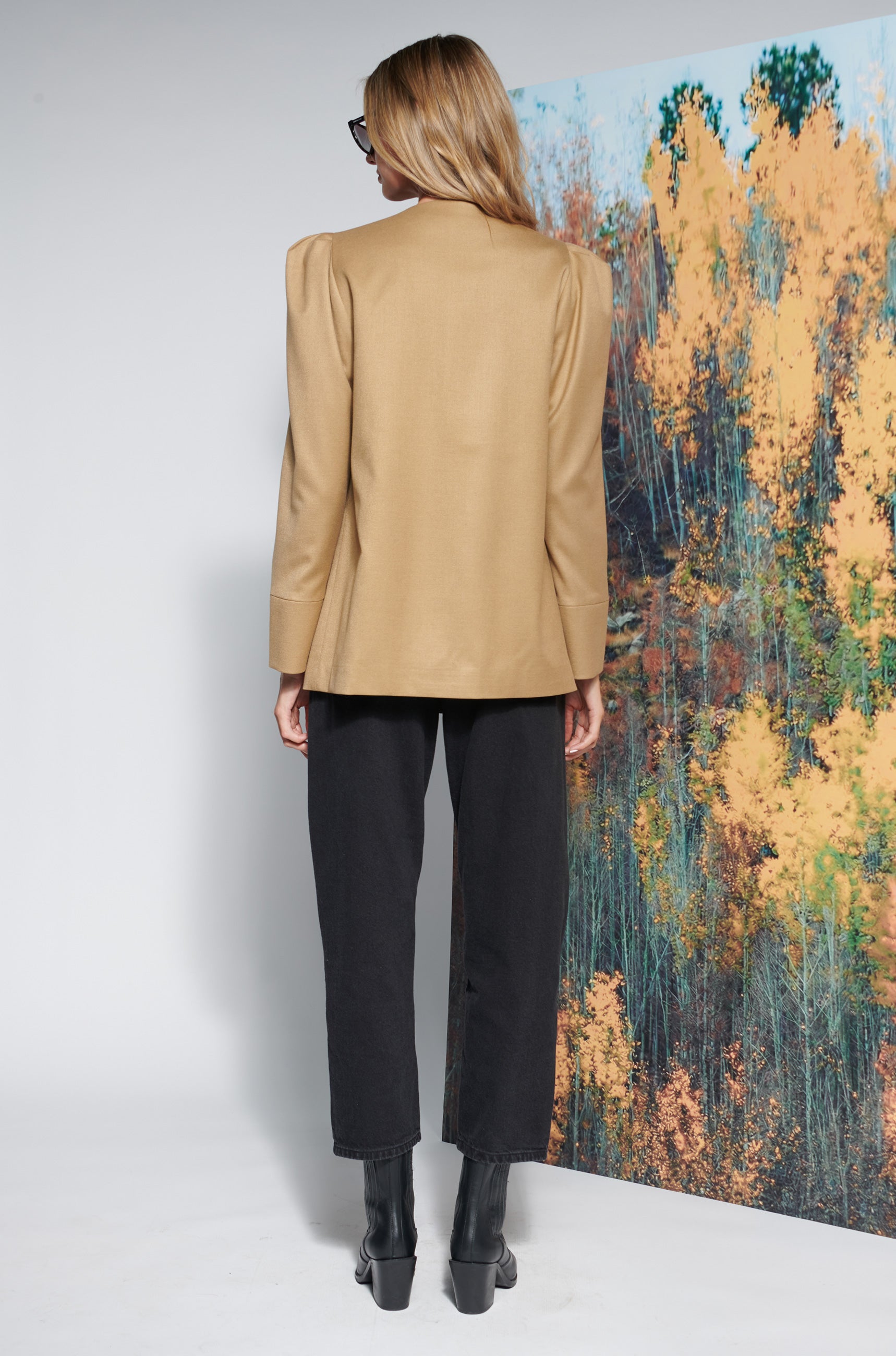 Abrigo Soul Camel de la marca I-2025-915 en color café, con diseño elegante y cálido para temporada fría.