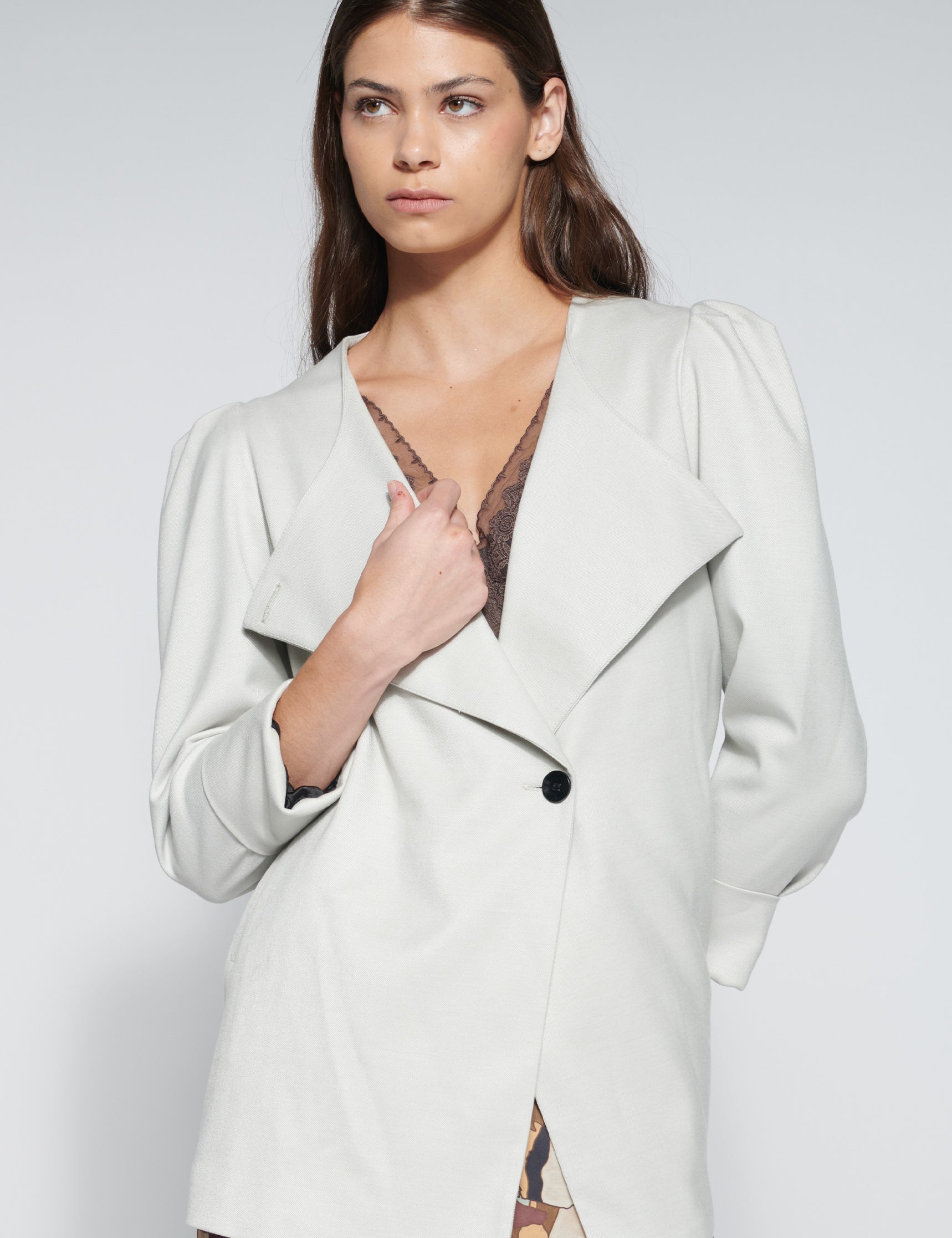 Abrigo Soul Off White de I-2025-915 en color crudo, con diseño de abrigo y chaqueta, visible en la imagen.