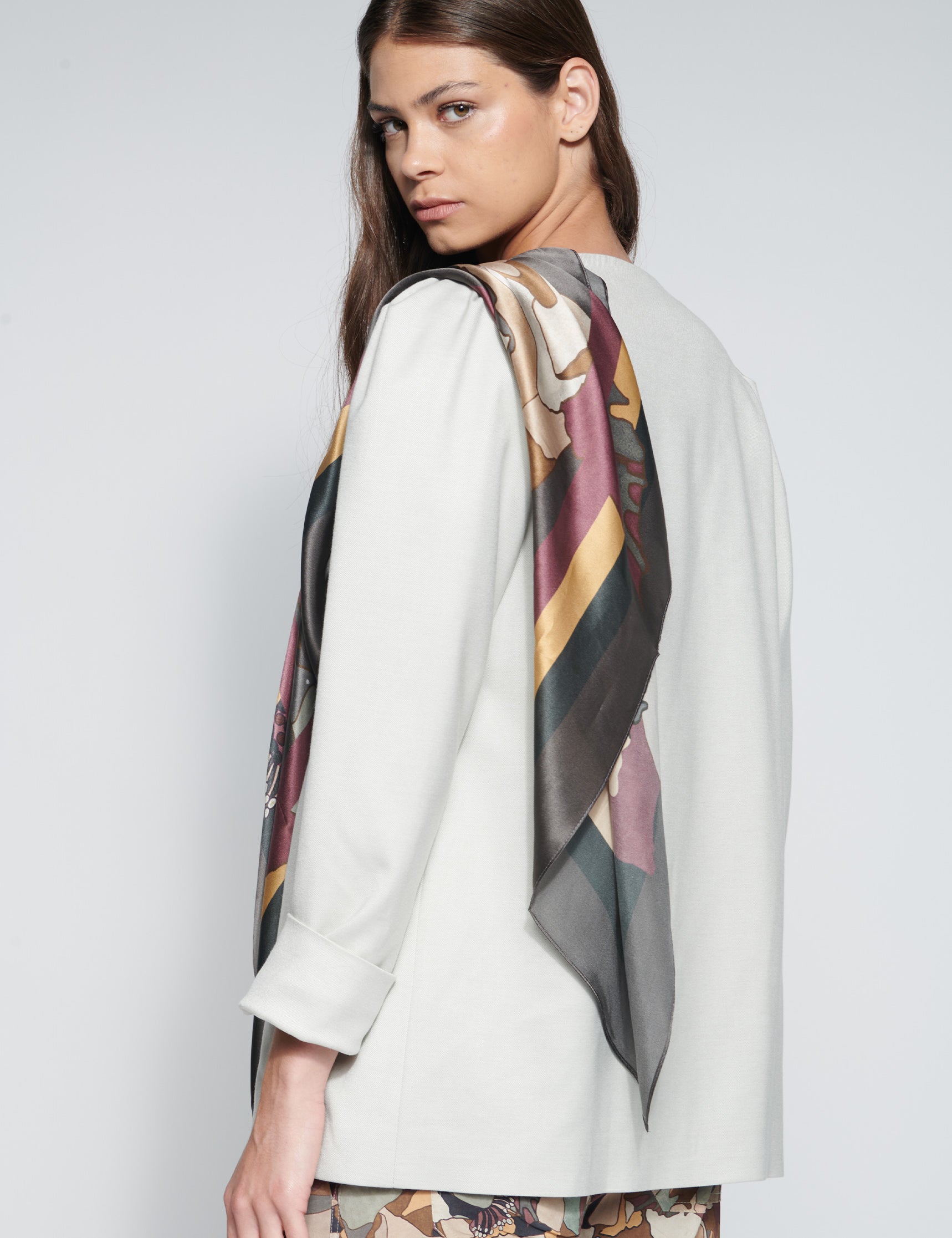 Abrigo Soul Off White de la marca I-2025-915, en color crudo, con diseño elegante y corte moderno para mujer.