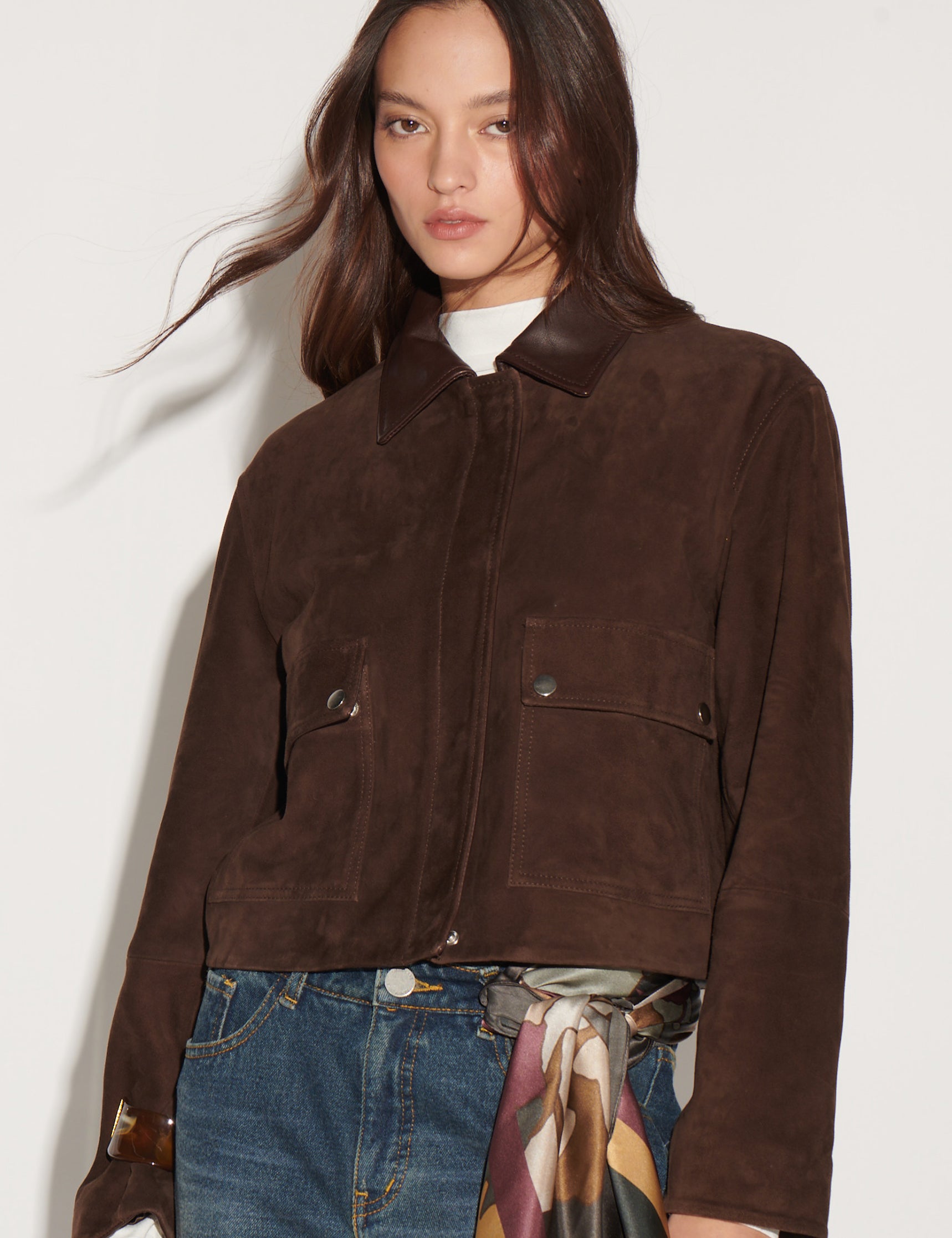 Chaqueta Palermo café de la marca I-2026-925, abrigo de estilo casual con cierre y bolsillos, vista frontal en color marrón.