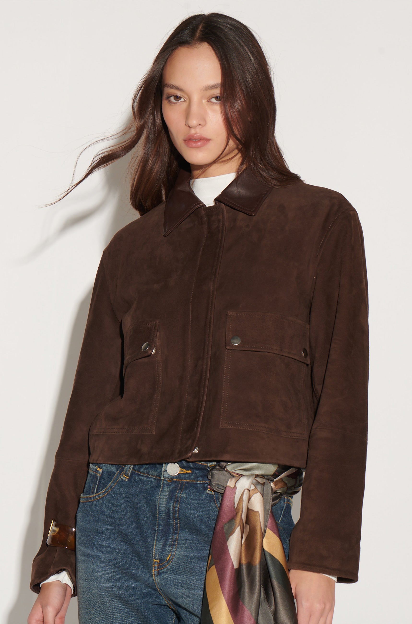 Chaqueta Palermo café de la marca I-2026-925, abrigo de estilo casual con cierre y bolsillos, vista frontal en color marrón.