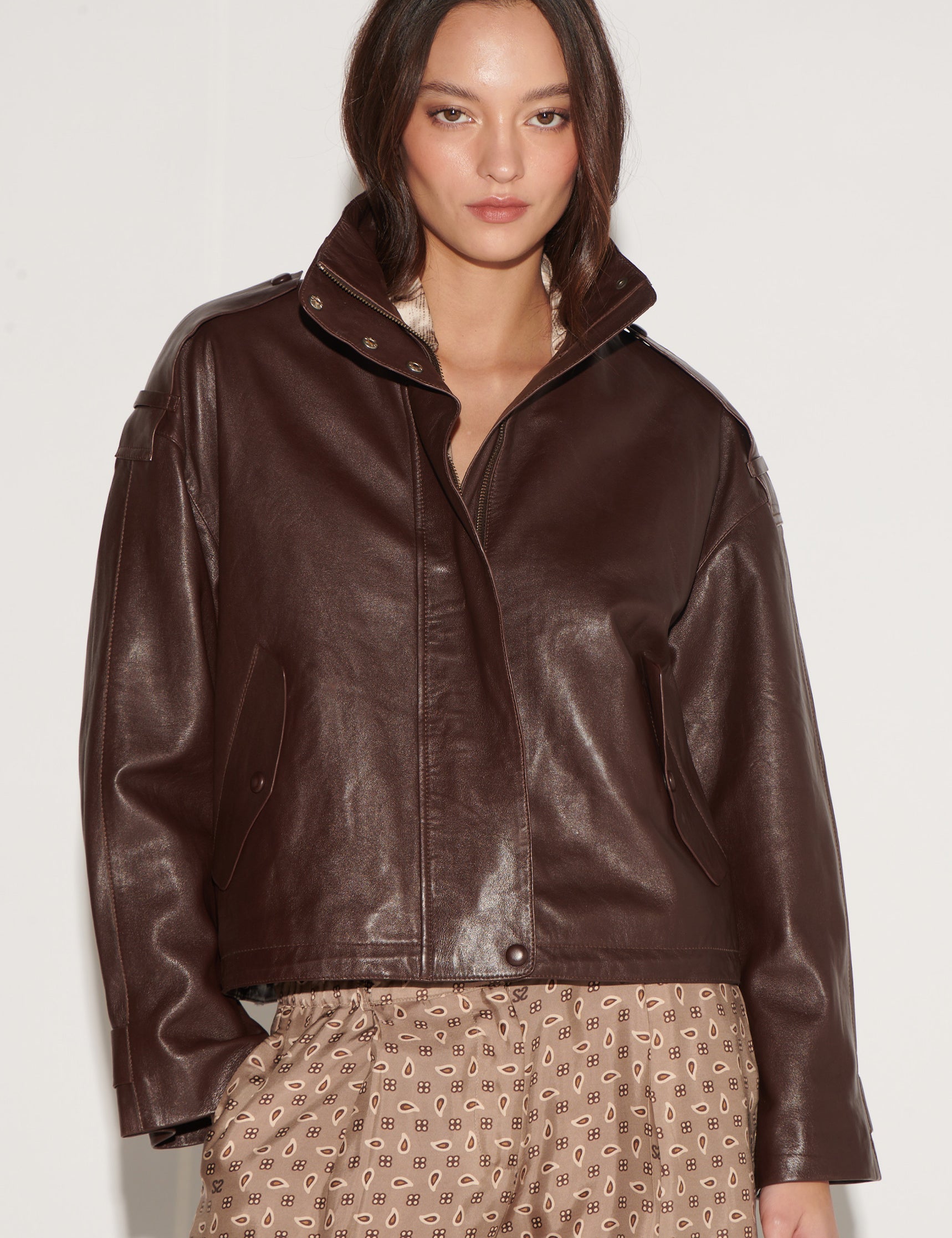 Chaqueta Leonora café de la marca I-2026-926, abrigo de estilo casual con cierre y bolsillos visibles en la imagen.