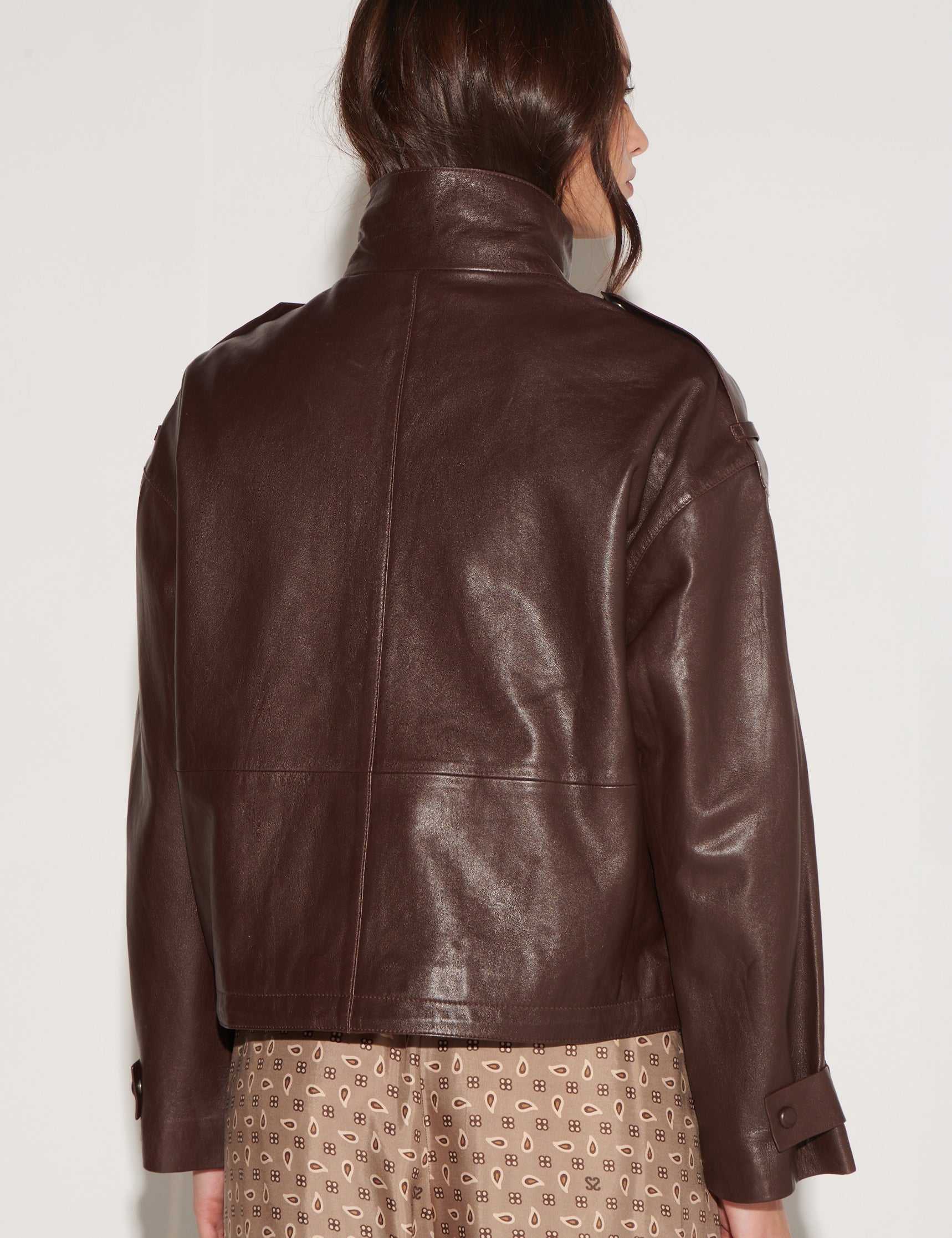 Chaqueta I-2026-926 Leonora café, abrigo de mujer con estilo moderno y elegante, vista frontal en color marrón suave.