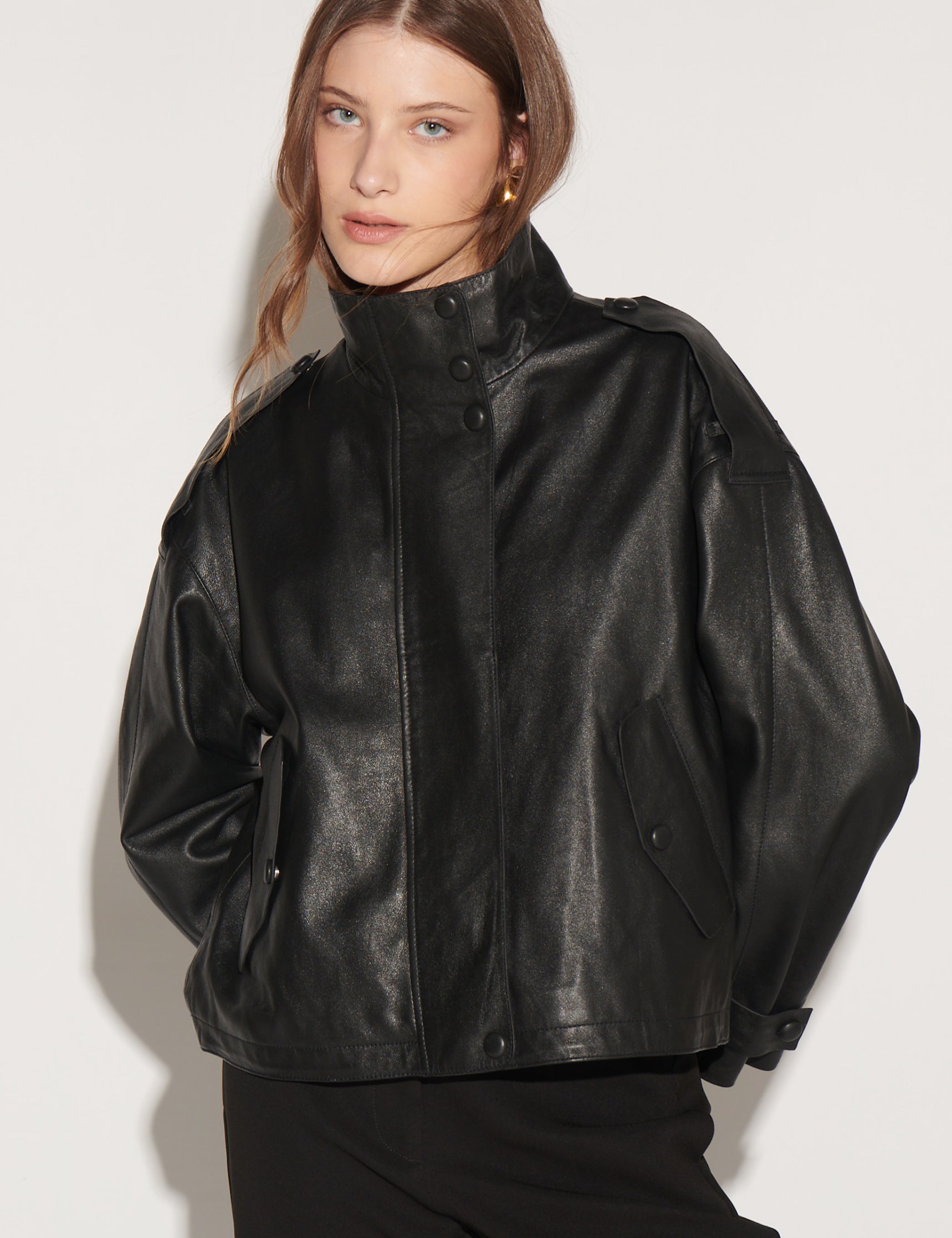 Chaqueta negra I-2026-926 Leonora, abrigo de mujer con diseño elegante y cierre frontal, vista frontal sobre fondo neutro.