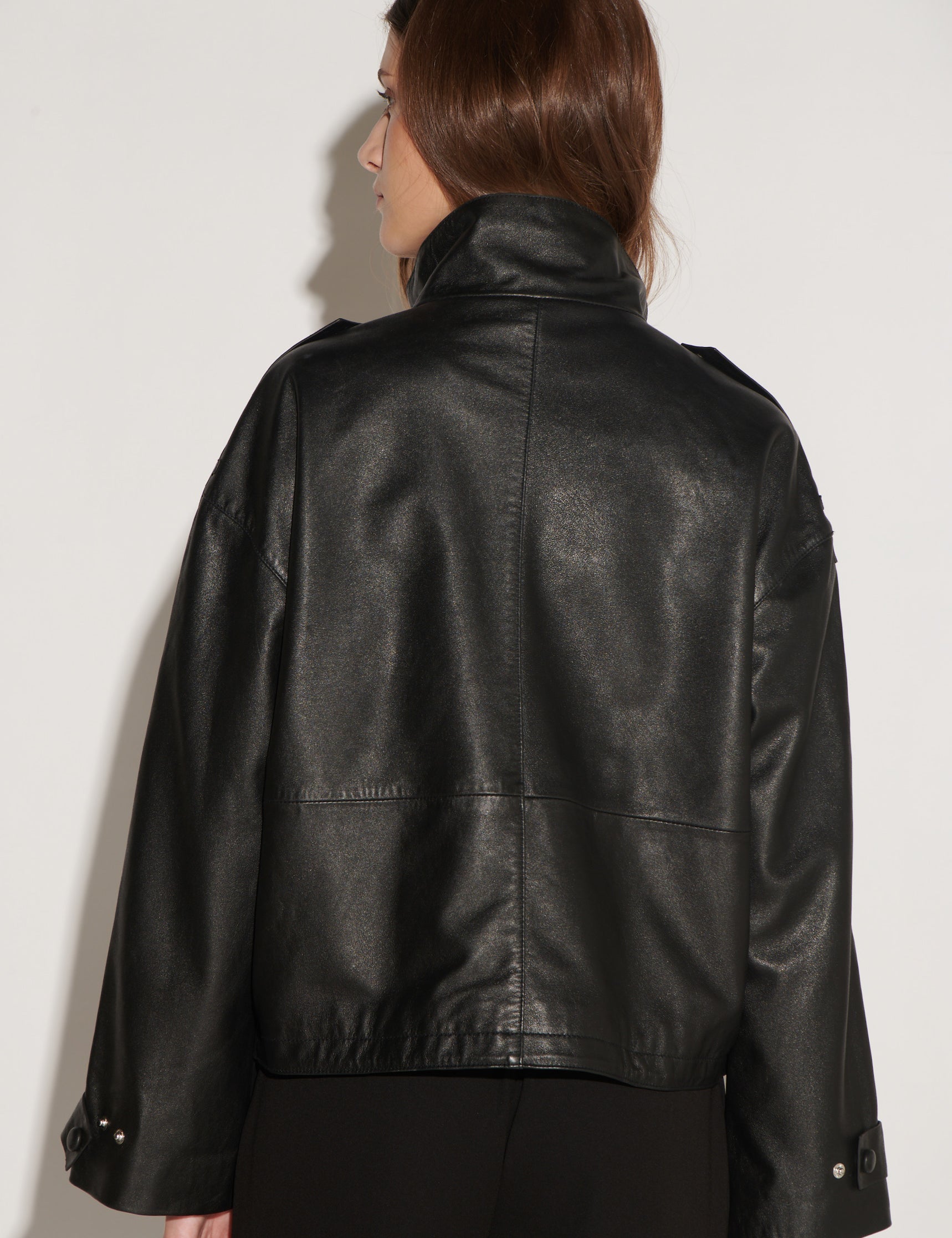Chaqueta negra I-2026-926 Leonora, abrigo elegante de mujer con diseño moderno y tela suave, vista frontal en color negro